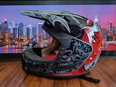 Janubiy Koreyaning HJC brendiga mansub motoshlem 1
