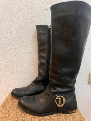 Italiyadagi Trussardi etiklari, original