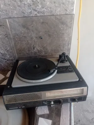 Radio gramofon sotladi rasmidagi holida beriladi boshqa narsasi yo 1