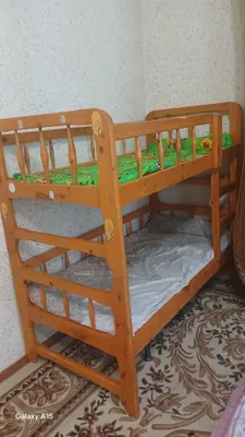 Сломаны фанерные детали деревянной кровати.