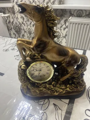 Продается сувенирные часы с лошадью 1