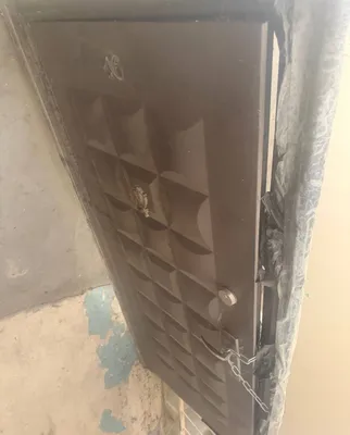 Срочно продаётся входная дверь 1
