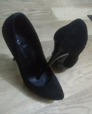 Baland stiletto poshna va platformali nafis tuflilar. O‘lchami taxminan 36,5 1