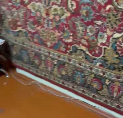 Devorga osilgan jun gilam sotiladi 1