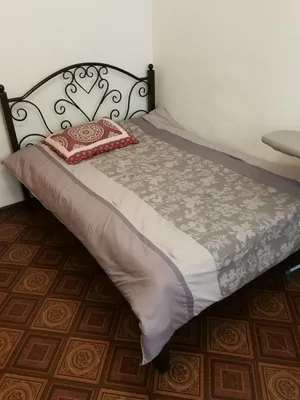 продам железную кровать с матрасом 1