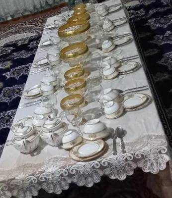 12 белых фарфоровых тарелок