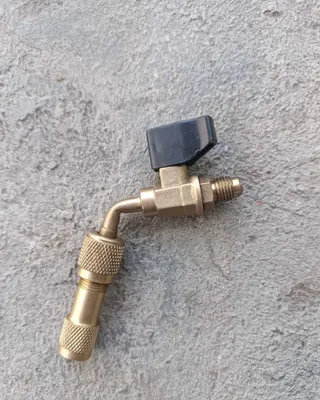 Latunli burchakli sharli ventil-adapter