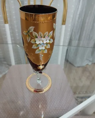 Bogemiya shishasi, qizil bokal 1