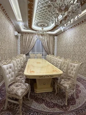 Роскошный комплект стола и стульев