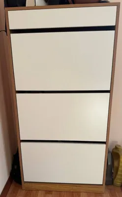 Chiroyli poyabzal komodi sotiladi