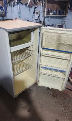 Продаётся рабочий холодильник. Работает отлично. 1