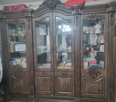 Стенка шоколадного цвета