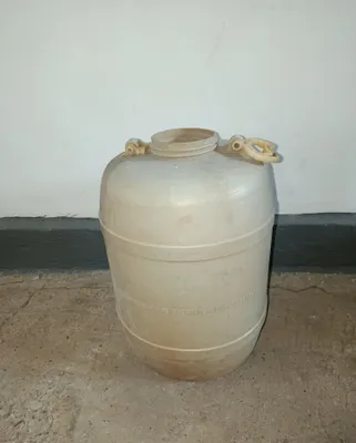 Qopqog‘isiz 50 litrli plastik bochka.