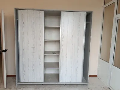 Продаётся шкаф за 800 тысяч сум, белый, с полками 1