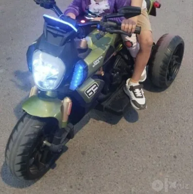 Трёхколёсный детский мотоцикл, ребёнок управляет самостоятельно