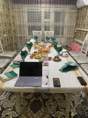 Стол и стулья на 10 человек, ореховые, вместе с ковром 2