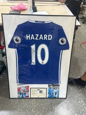 Eden Hazard avtografi tushirilgan futbolka