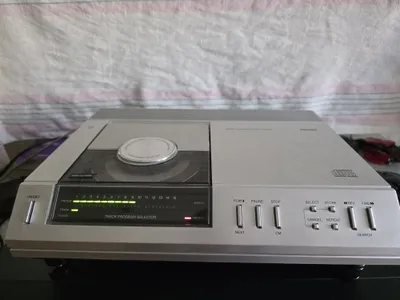 Philips CD100 — исторически значимый первый европейский CD-плеер (1982