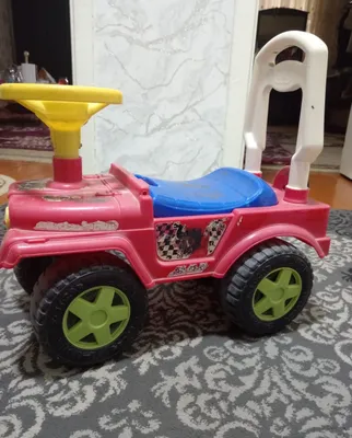 Yaxshi holatdagi bolalar mashinasi. 1