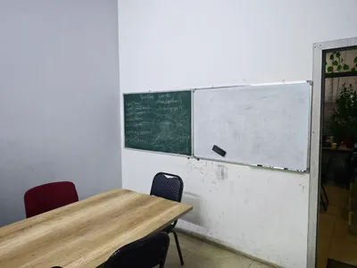 Стулья, парты и доска для учебного центра 1