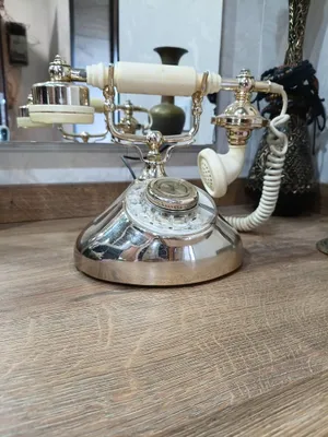 Ushbu vintage diskli telefon oltinrang korpusga ega va ko‘pincha