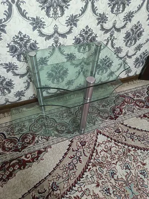 Shishadan yasalgan uch qavatli jurnal stoli 1