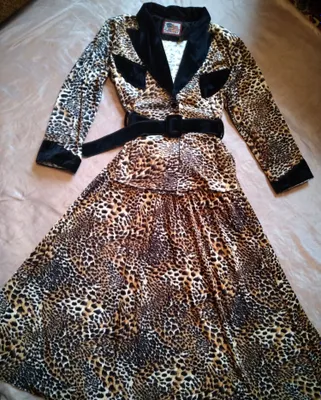Ayollar uchun leopard naqshli velur kostyum 1