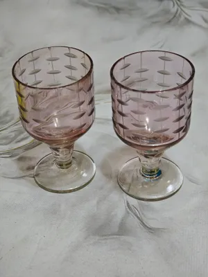 Rangli shishadan vintaj ryumkalar