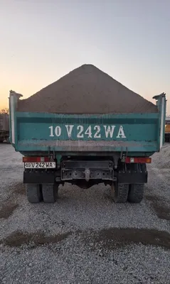 Есть бортовой грузовик ZIL