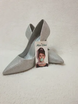 Miss Odri brendidan yaltiroqli kechki tuflilar 1