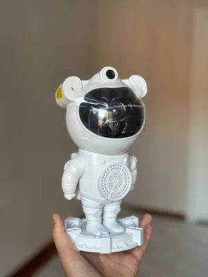 «Kosmonavt» proyektori: tungi chiroq, yulduzli osmon, pultli musiqa karnayi 1