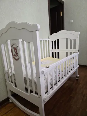 Bolalar uchun tebranma krovat, oq, yashikli 1