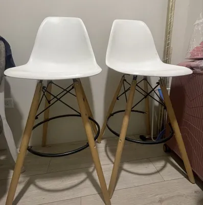Bar stullari — 2 dona, yog‘och oyoqli oq rangda 1