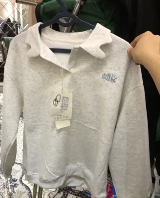 Yorliqli yangi kulrang xudi 1