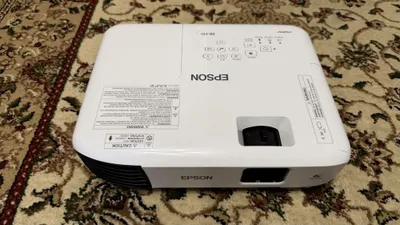 Epson EB-E10 proyektori 1