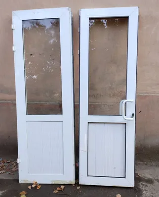Пластиковые двери со стеклом б/у — 2 шт (62×200 и 67×200)