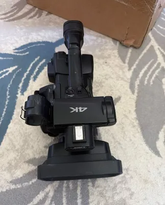 Sony FDR-AX1 4K Professional Handycam 1