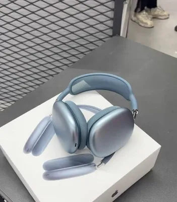 yangi holatdagi ko‘k AirPods Max quloqchinlari