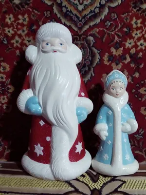 Yangi yil archasi uchun Qorbobo va Qorqiz o‘yinchoqlari. 1