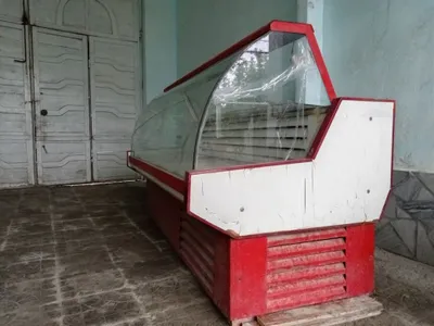 Есть витринный холодильник 1