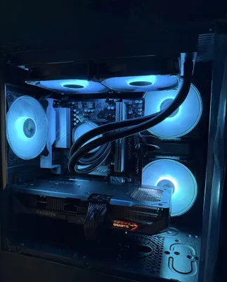 Игровой ПК Ryzen 7 9800X3D / RX 9070 GRE 12 ГБ / 32 ГБ DDR5 / Новый 1