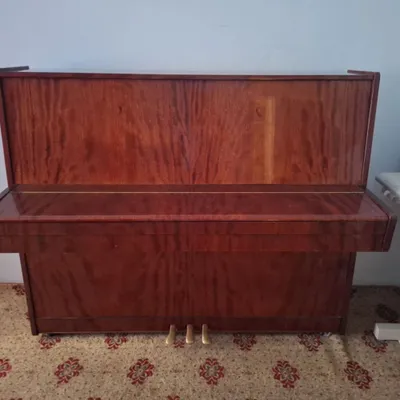 Jigarrang pianino, deyarli ishlatilmagan 1