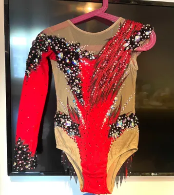 Gimnastika uchun kupalnik