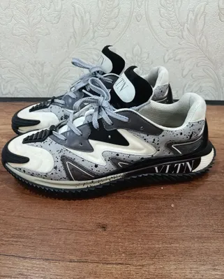 Valentino Garavani brendli krossovkalar. Original, o‘lchami 45–45.5 1
