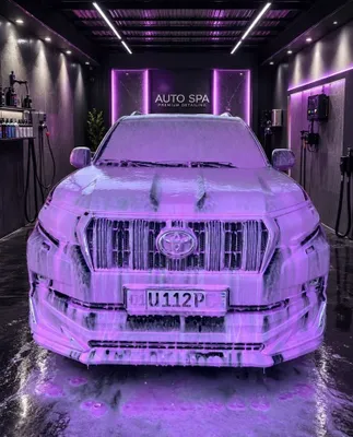 O‘zining Toyota Land Cruiser avtomobili bilan haydovchi