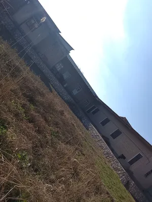 15 sotixli 8 ta xonasi bor uchastka tez va arzon narxda sotiladi 1