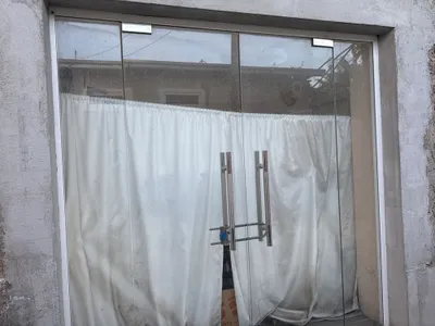 Продаётся закалённое стекло, есть всё необходимое: ручка, замок