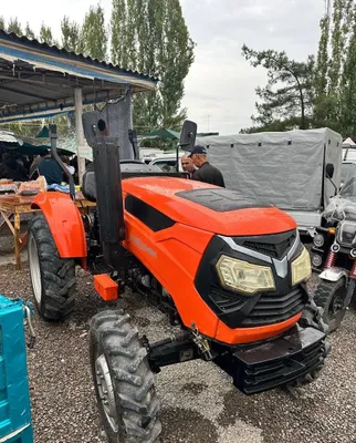 Трактор с крышей и внешним бортовым кузовом 1
