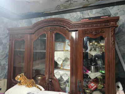 Коричневая витрина, состояние хорошее