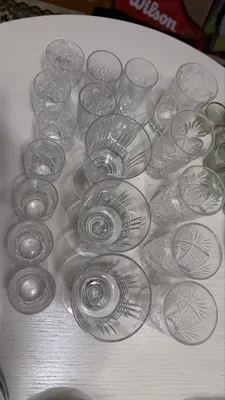 vintage billur stakanlar va ryumkalar to‘plami.